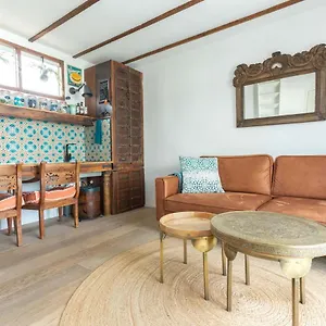  Guest house House Boat With Waterfront Terrace